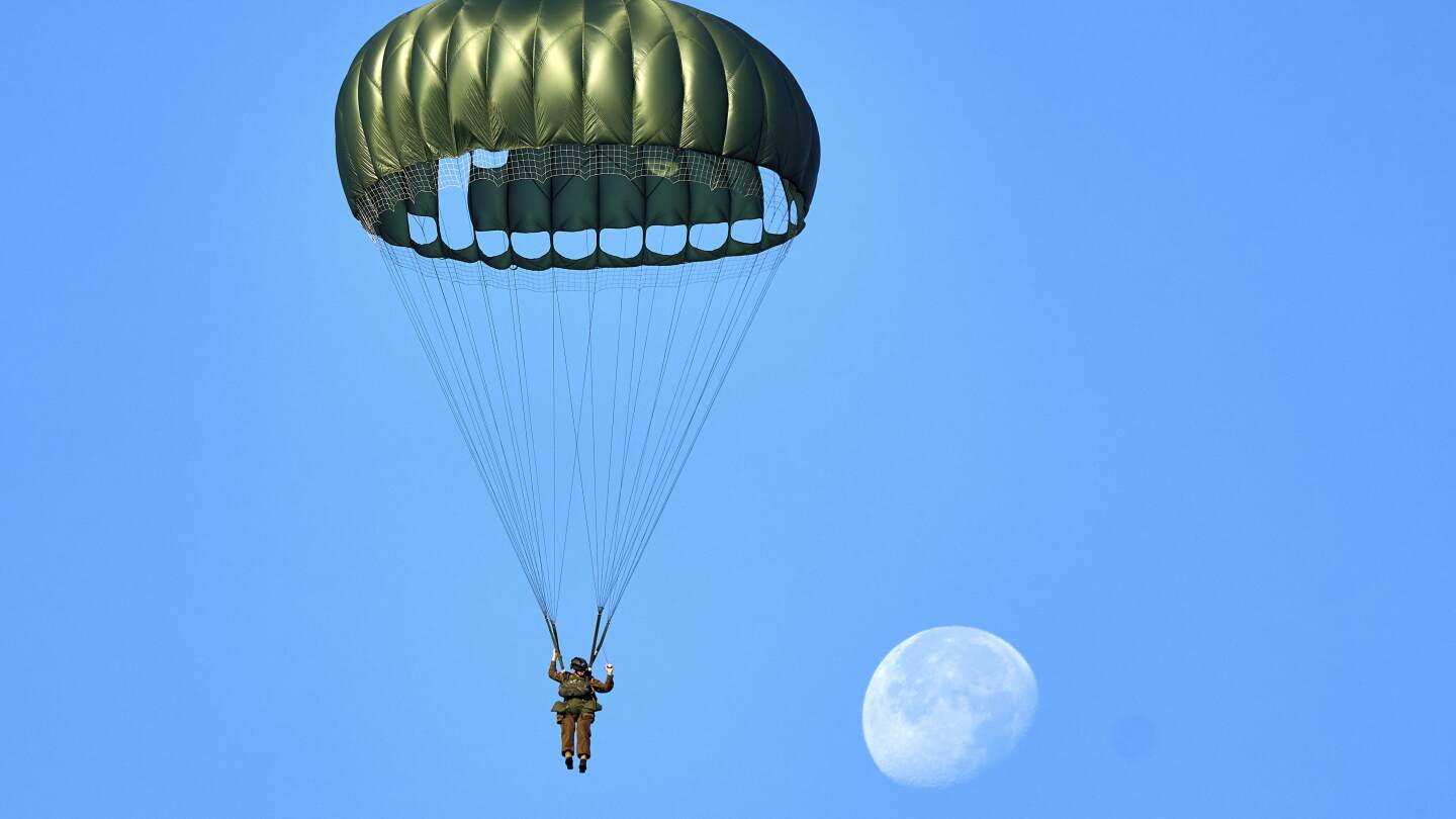 Parachutists commemorate 80th anniversary of Operation Parachutists commemorate 80th anniversary of Operation